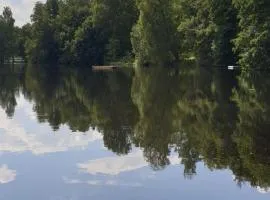 Haus auf einer Anhöhe, ruhig, Flussnähe, Glasreich