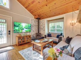 Hot Tub, Fire Pit: Family-Friendly Murphy Home，位于墨菲的酒店