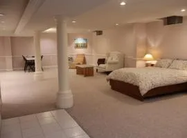Cozy Family Suite, entire place with two beds, pravite washroom and kitchen