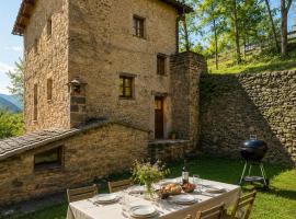Casa rural amb BBQ, riu i muntanya - by CaLQuEROL - 12 pax，位于Vilada的酒店