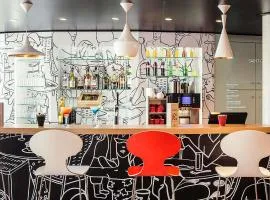 伊夫林省韦洛德罗姆圣康坦宜必思酒店