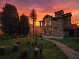 4 Bedroom Luxury Bungalow In Manali With Beautiful Scenic Mountain & Orchard View - #Private Bungalow #Premium Big rooms #Parking #Guest Preferred，位于马拉里的酒店
