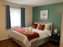 6 BR-3 Baths-EV Charger and Free Parking-CV22-Warwickshire-Groups-Families-Contractors-Pets Welcome-By The Home Makers Hub