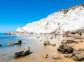 WHITE COAST APARTMENTS - Family Stays and Free Parking