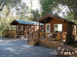 Ponderosa Camping Resort One-Bedroom Cabin 2，位于Lotus的带停车场的酒店