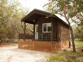 Medina Lake Camping Resort Studio Cabin 1，位于Lakehills的酒店