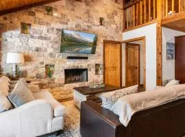 Pottsboro Lodge - Sleeps 15 - Hot Tub & Patio