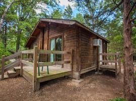 Lake Texoma Camping Resort Cabin 17，位于Willow Spring的度假园