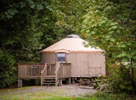 Mount Vernon Camping Resort 20 ft. Yurt 1，位于Bow的酒店