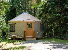 Mount Vernon Camping Resort 16 ft. Yurt 6，位于Bow的度假园