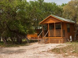 Medina Lake Camping Resort Cabin 4，位于Lakehills的酒店