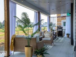 Brand New Pond Paradise - Firetable - King Bed - AC - BBQ，位于埃德蒙顿的酒店