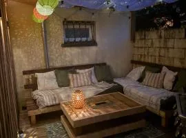 Studio chaleureux, massage, terrasse privé, barbecue et balneo