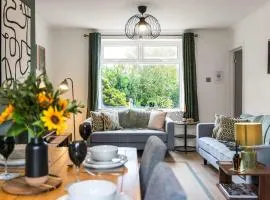 Modern Northwich 3 Bed by 53 Degrees Property, Sleeps 6 with FREE Parking