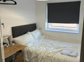 Comfy Double Room 5 Min Walk to Station and Docks