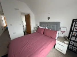 One Bed Flat Close to Station & River