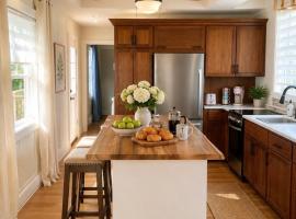 Honey & Hook Tiny Home with Breakfast，位于圣凯瑟琳市的酒店