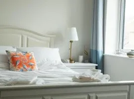 Spacious room in family home with private jacuzzi bath near Legoland, Windsor, Bray