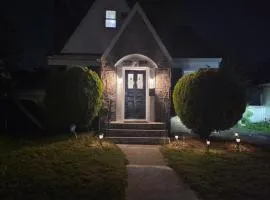 Elegant 5BR Home 7 min to JFK, Shopping Dining and Train Access to Manhattan, only 30 min journey, comes with Free Parking