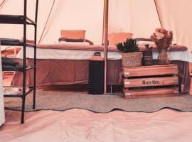 Bushcraft Glamping Møn with Stunning Sunrise View，位于Askeby的酒店