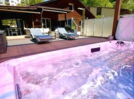 Swiss Chalet-Villa Best Base for Bern, Interlaken & Swiss Alps - Heated Swim Spa & Mountain Views，位于Frinvillier的酒店