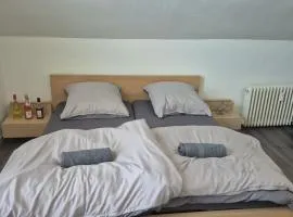Modern 3 Bedroom Apartment 3 Single Beds Double Bed WiFi & Washer