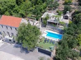 Villa Jerković-Secluded house and apartment with pool