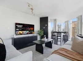 Chic Metropolitan Suite Skyline Vistas & Parking