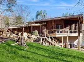 5 Bed 4 Bath Vacation home in Tuckasegee