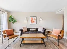 The Higher the Hair - 2BR Condo for 4 facing Park, Wifi