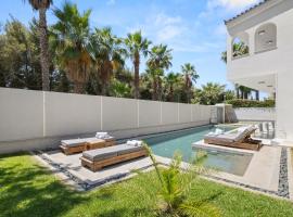 Luxury Villa with Pool, BBQ & Garden in Vouliagmeni，位于雅典的酒店