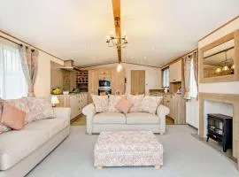 Binky Lodge Stylish Cosy 3-Bedroom Holiday Lodge Hoburne Naish Barton on Sea