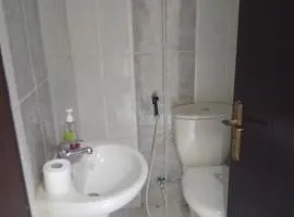 شقه 3 غرف نوم وغرفه ضيوف وصاله فرش ايكيا خلف الراهبات الورديه اربد