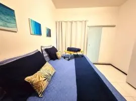 Apartamento com varanda e VISTA para RUA, TV e 2 suítes