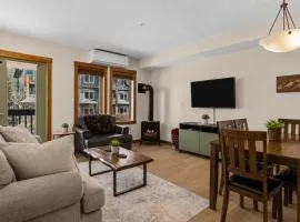 Pines & Peaks - 2 Bedroom Condo with Mountain Views - Pool & Hot Tubs