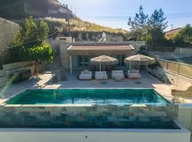 THE COTTAGE - Modern Tradition - Luxury 2-Bedroom Boho Retreat with Private Infinity Pool