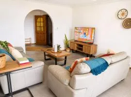 Scenic Ocean Views, 3BR Home, 3km to Beach