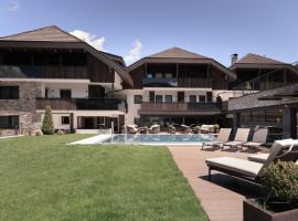Aparthotel Familiaris - Family Apartments - Pools & Spa in Dolomites，位于瓦尔道拉的酒店