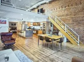 Stillwater 2 Level Loft with Rooftop Hot Tub with River view on Main Street