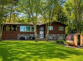 6 Bedroom Lakefront Main House in Sand Bay，位于Dillon的酒店