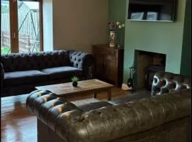 Countryside retreat with kennels & dog out house