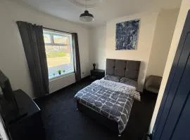 Plessey Road LARGE 5 Bed, 2 Bath, Contractors NEW