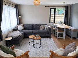 Sfeervol Chalet - Gelegen In bosrijkgebied van Drenthe - Rust en Natuur，位于伊科斯特的酒店