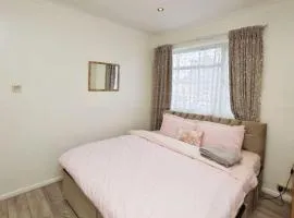 Bittern Lodge Homestay with Free Street Parking Spacious Kitchen with a Modern Bathroom Near the River Itchen in a peaceful neighborhood
