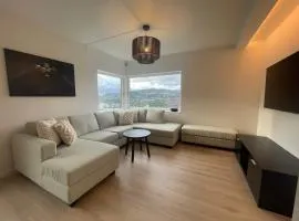 Free Parking - Renovated 3BR Apartment