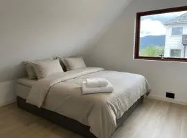 Free Parking - Bright 3BR Stay