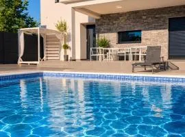 LUXIA PRIVATE ESTATE Sauna & Pool x Jacuzzi with Fireplace outdoor lounge