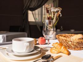Logis Hotel Restaurant La Croix Verte，位于Neau的酒店
