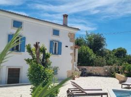 Villa Mare - Island Krk, traditional Stone house with pool，位于克拉斯的酒店