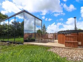 Stylish Mirrored Cabin with Hot Tub & Sauna，位于兰盖夫尼的酒店